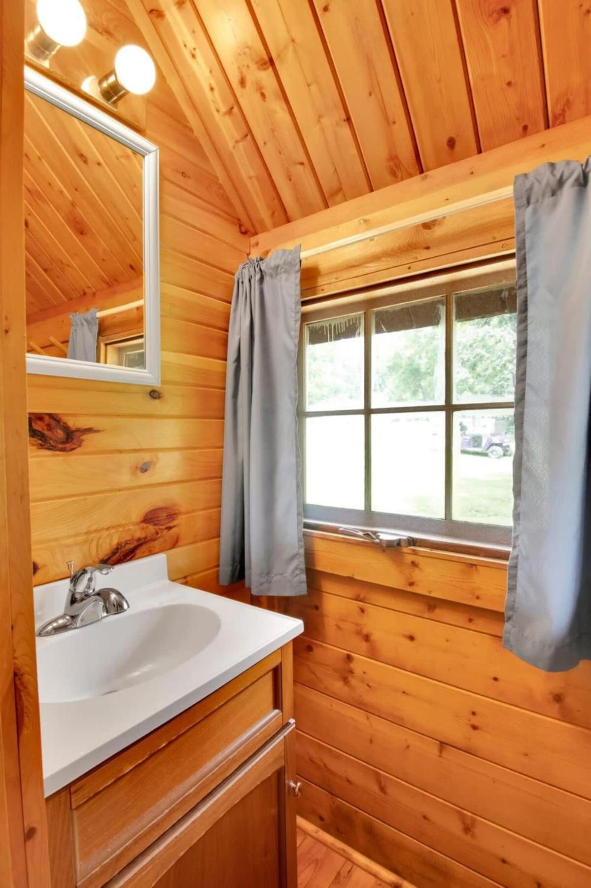 Lovely Rustic Cabin In Μπλούμινγκτον Εξωτερικό φωτογραφία